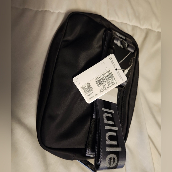 Lululemon Everywhere Belt Bag 1L - Picture 4 of 6